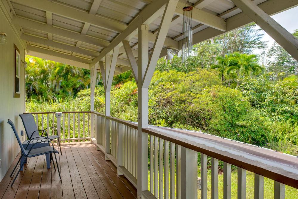 4 Mi to Beach Keaau Retreat with Relaxing Porch!